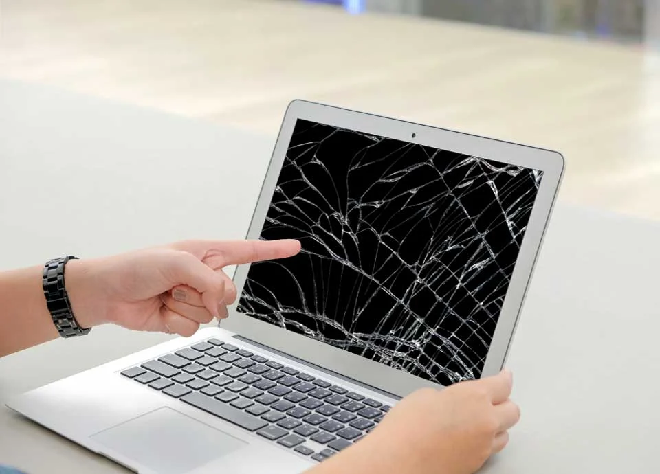 یک لپ تاپ که ال سی دی آن شکسته و نیاز به تعویض دارد