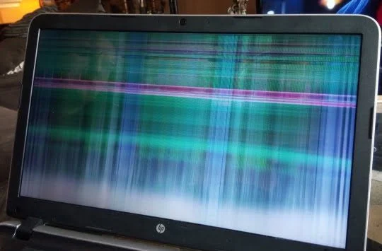 خطوط ظاهر شده روی صفحه لپ تاپ