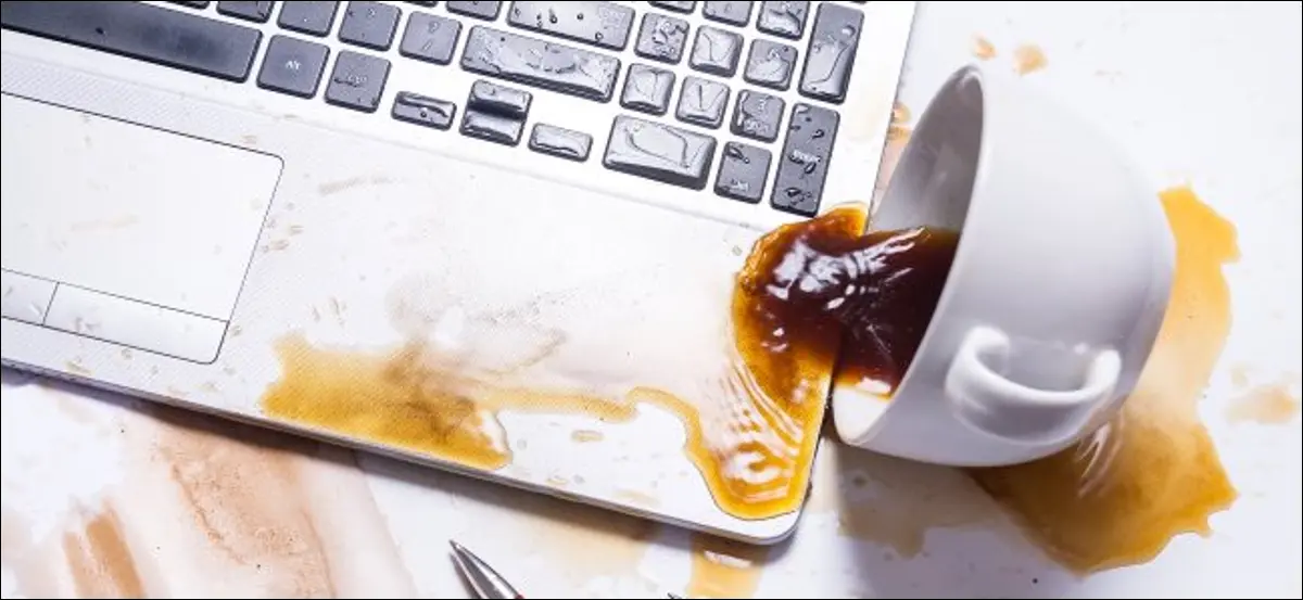 ریختن مایعات روی لپ تاپ