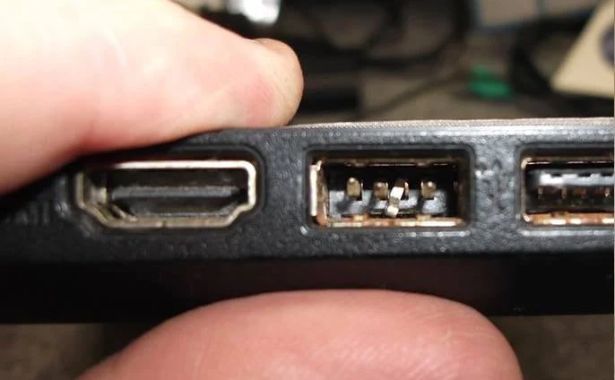 پورت یو اس بی شکسته لپ تاپ