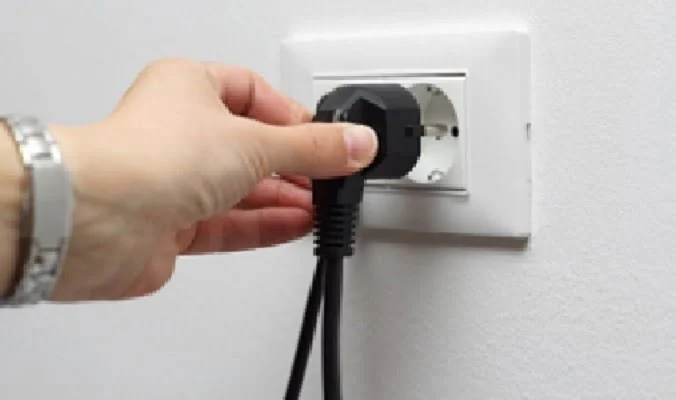 بررسی منبع تغذیه یا پریز برق