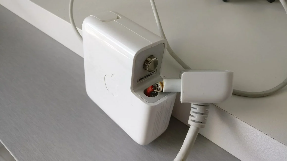 بلند شدن بوی سوختگی از شارژر لپ تاپ