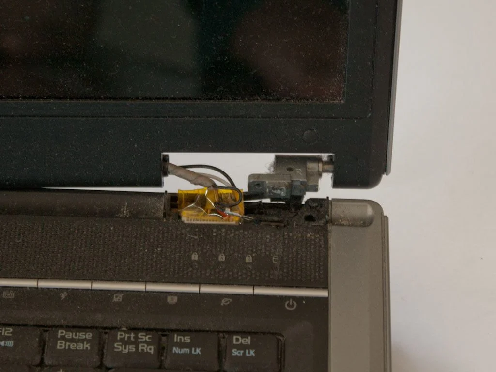 محل عبور کابل فلت از کنار لپ تاپ