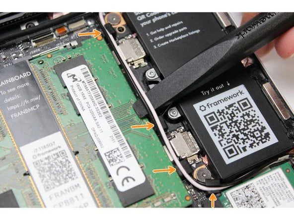 جدا کردن آنتن ماژول وای فای برای تعویض مادربرد لپ تاپ