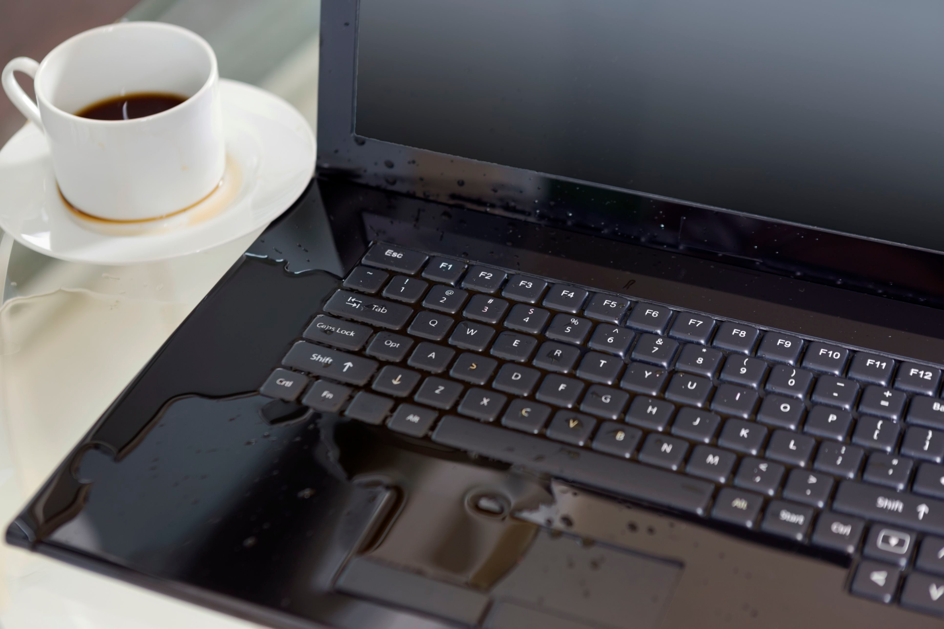 ریختن مایعات روی کیبورد لپ تاپ