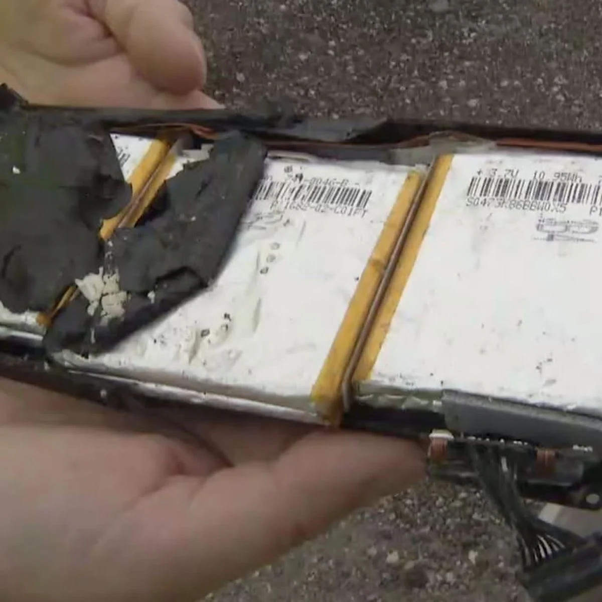 باتری پاره شده لپ تاپ