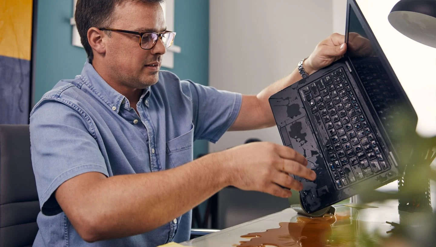 ریختن مایعات بر روی لپ تاپ