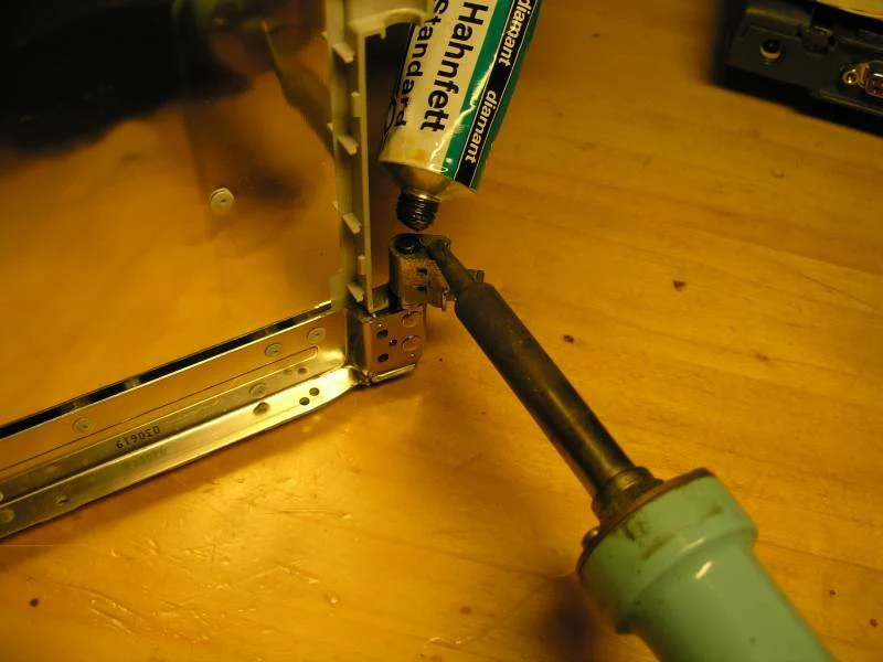 چسب کاری لولا