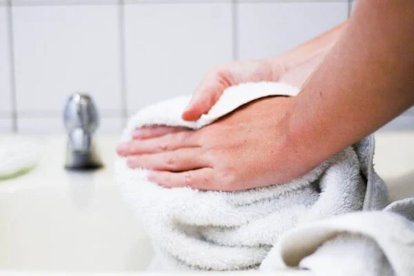 دست ها خشک شود