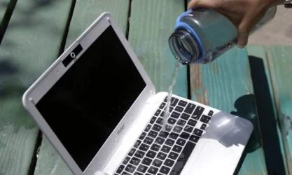 لپ تاپ آب خورده