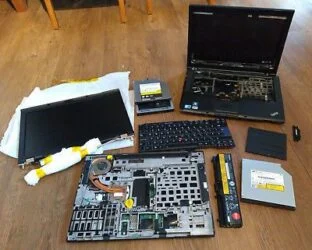 جدا کردن قطعات لپ تاپ آب خورده
