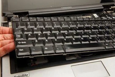 خارج کردن کیبرد لپ تاپ برای تعمیر یا تعویض