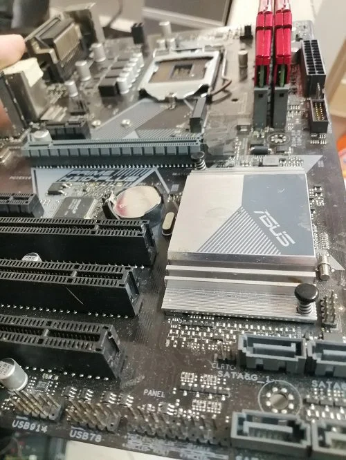 بررسی علائم فیزیکی و خرابی های روی مادربرد