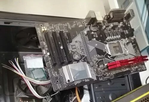 بررسی مادربرد با قطعات مختلف