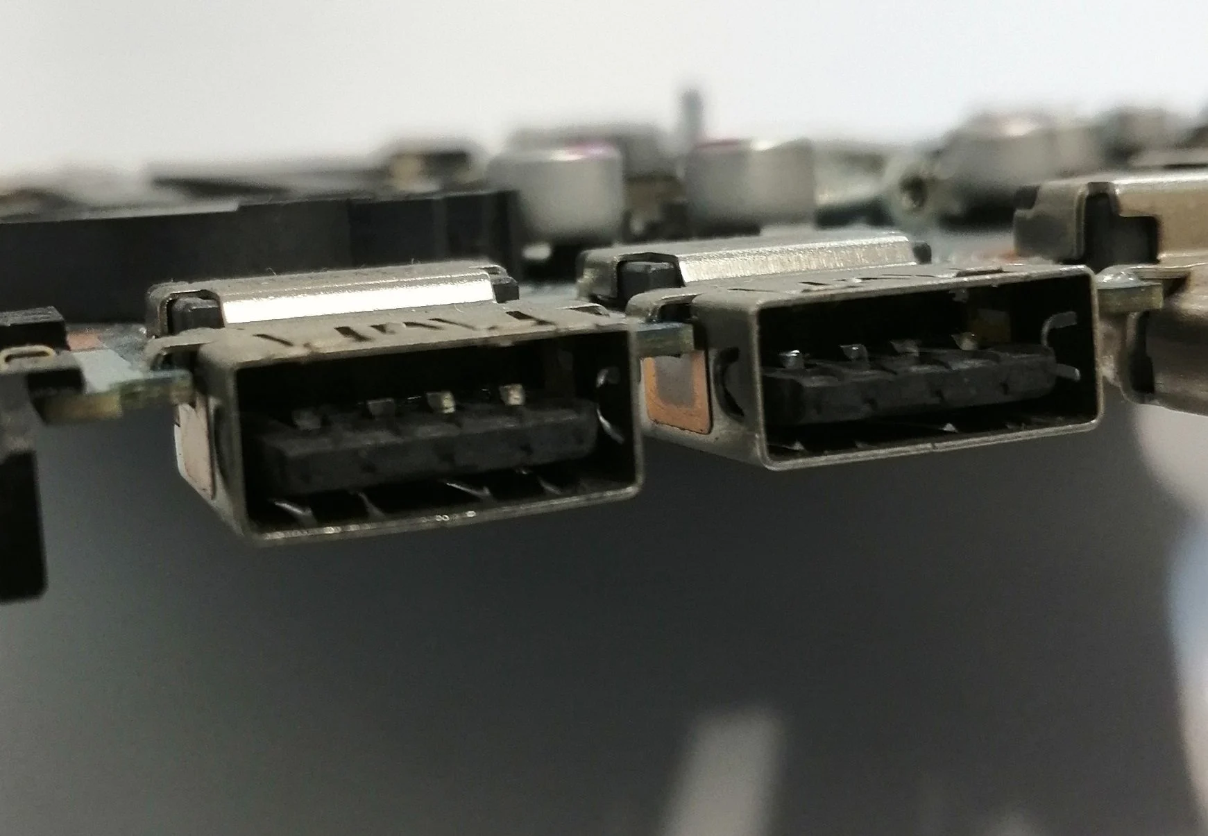 فریز شدن صفحه لپ تاپ در اثر خرابی پورت USB