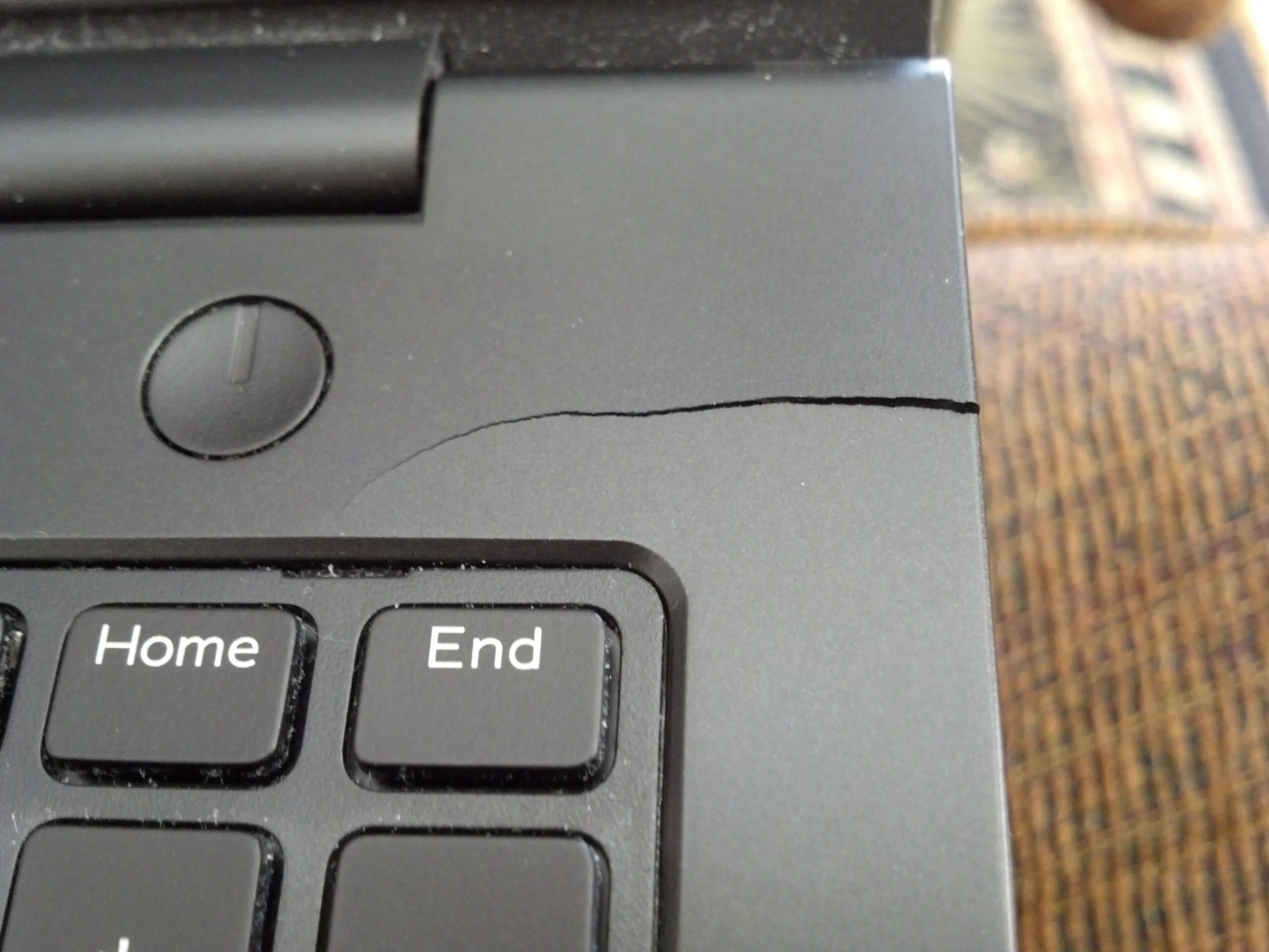 ترک خوردگی قاب لپ تاپ