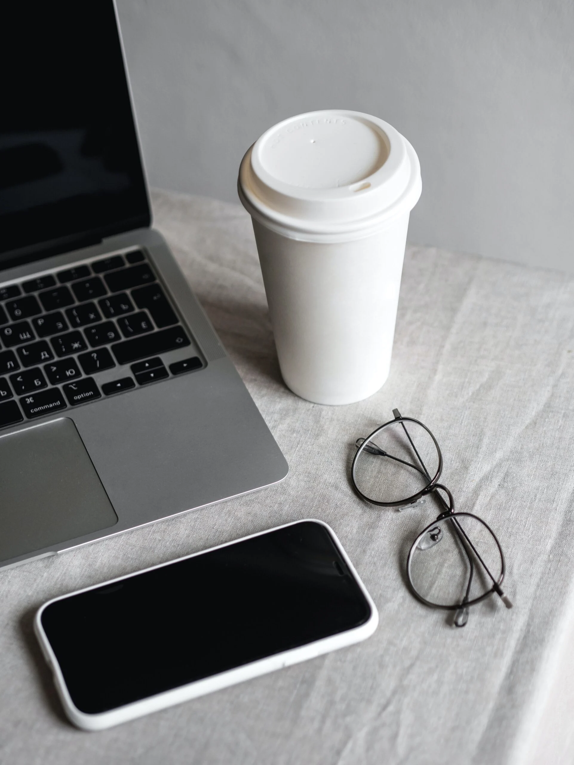 لپ تاپ روی فرش