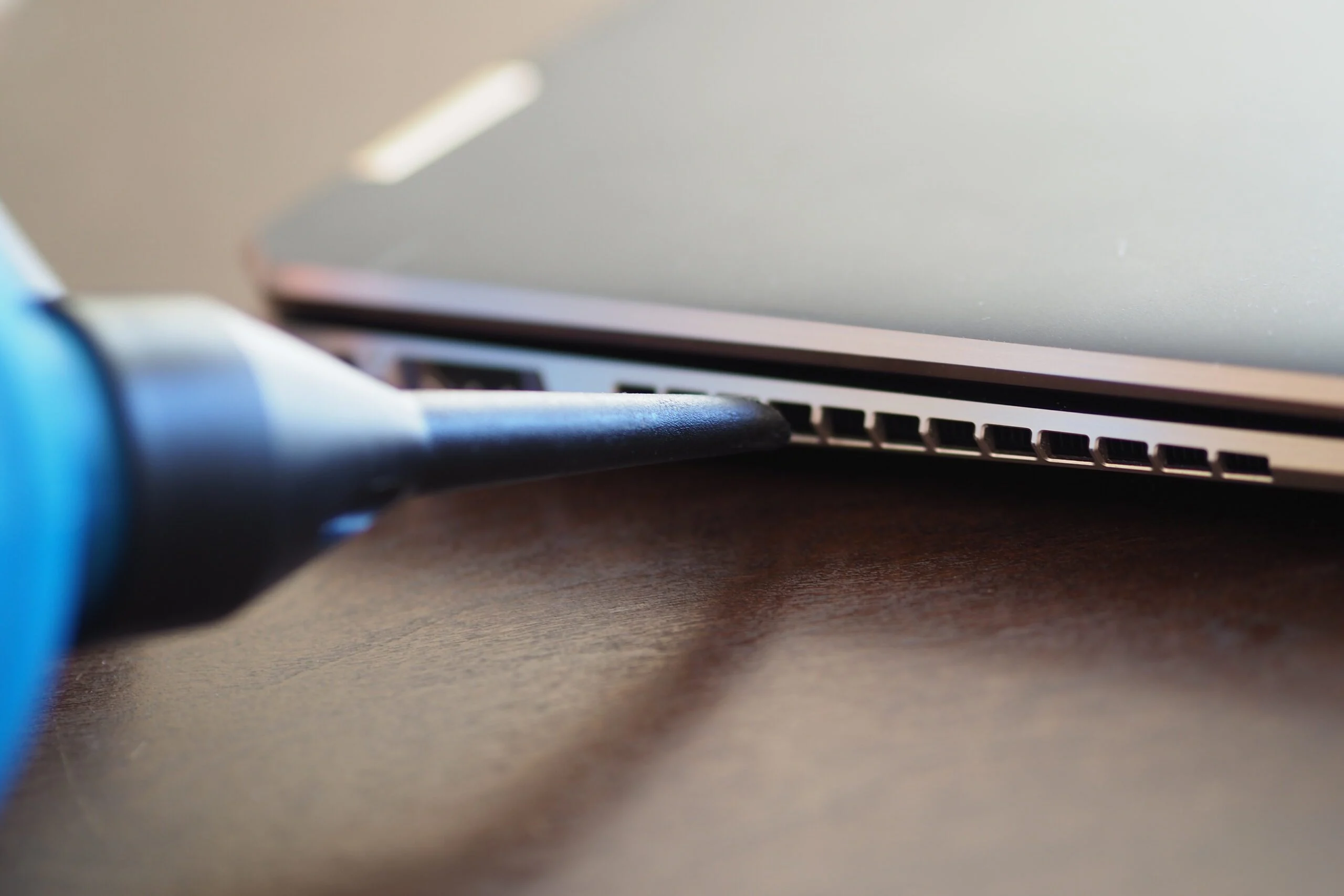 تمییز کردن دریچه‌های هوای لپ‌تاپ برای جلوگیری از داغ شدن لپ‌تاپ