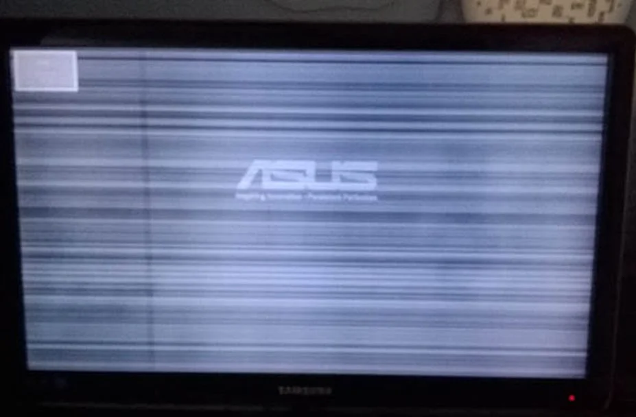 نمایشگر تار و ترک خورده