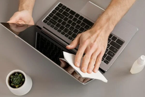 تمیز کردن ال سی دی لپتاپ دل