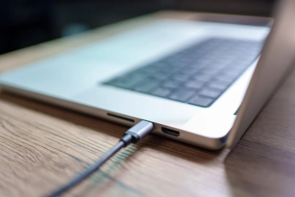 استفاده از لپ تاپ در حال شارژ