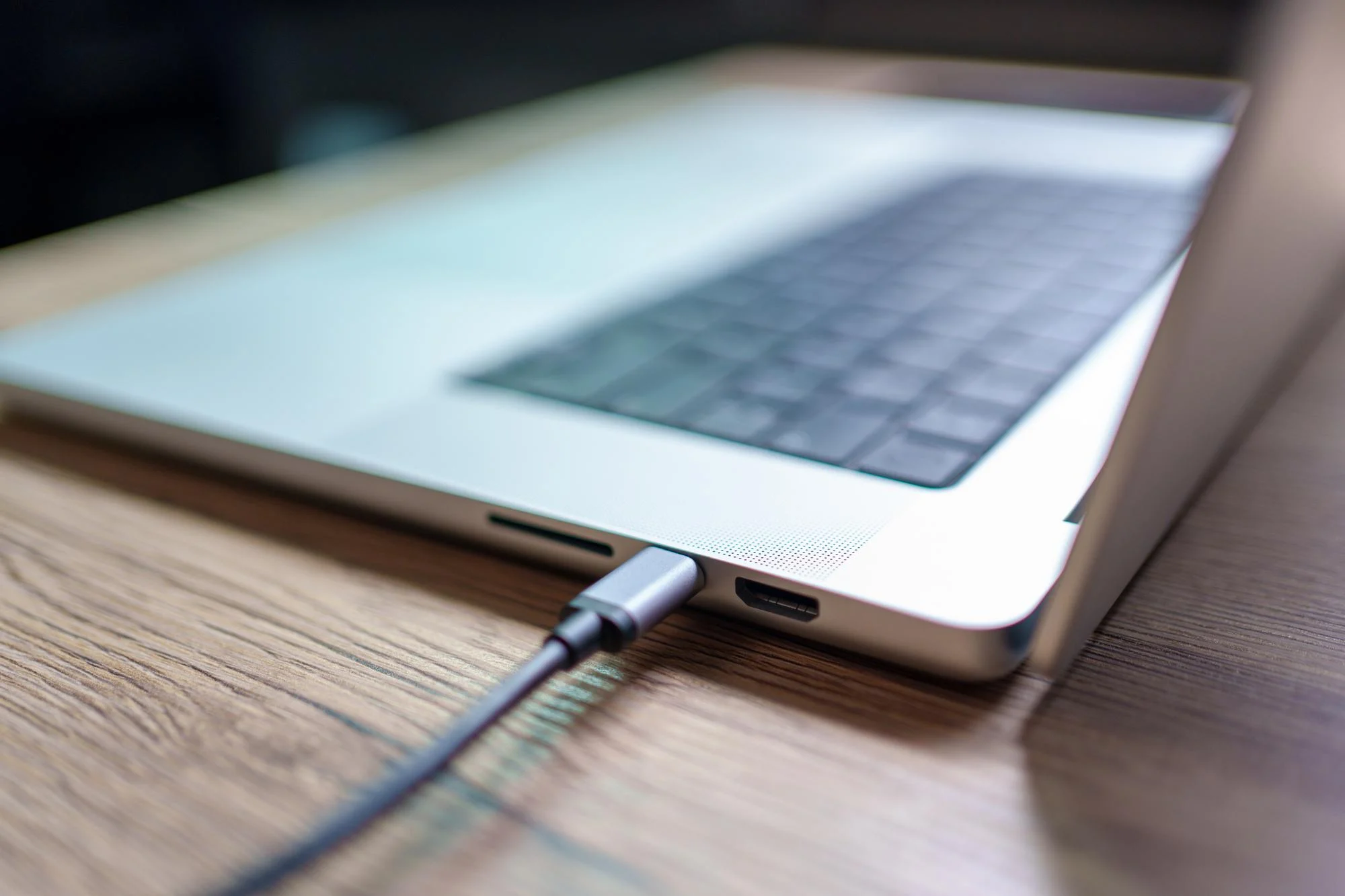 استفاده از لپ تاپ در حال شارژ