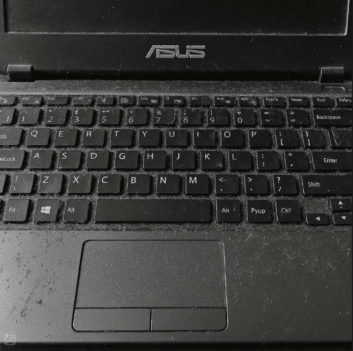 نشانه‌های آلودگی و گرد و غبار در لپ تاپ ایسوس